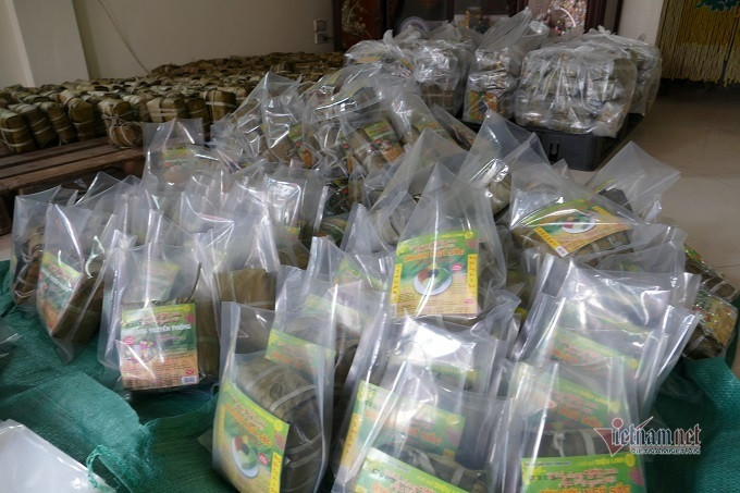 Sau khi luộc chín, ép nước, bánh làng Tranh Khúc được cho vào túi nilon, ép chân không. Làng sản xuất bánh chưng Hà Nội tất bật ngày cuối năm