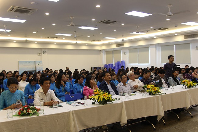 Các Giáo sư, Phó Giáo sư, các nhà khoa học cùng với giáo viên tham dự, trao đổi tại buổi tọa đàm.