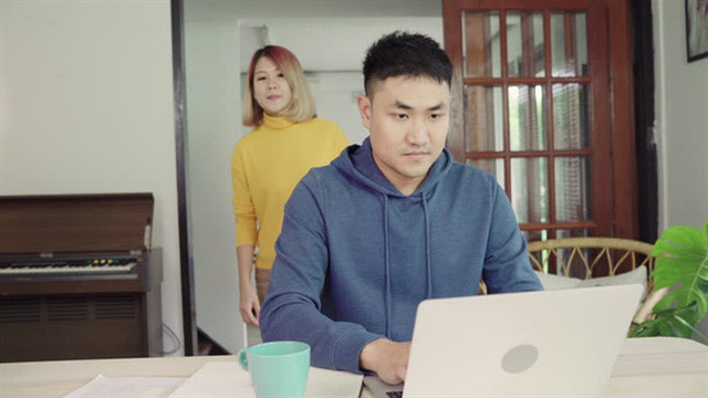 Cố gắng kiếm thật nhiều tiền để gia đình hạnh phúc, nhưng có 100 tỷ đồng trong tay cũng là lúc vợ chồng gặp họa