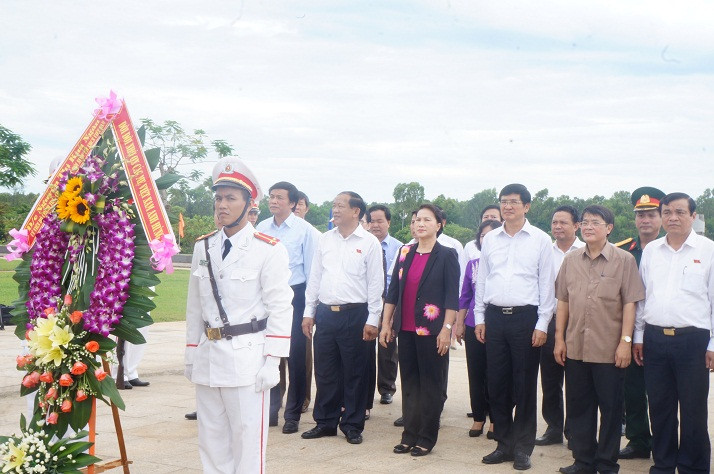 Chủ tịch Quốc hội Nguyễn Thị Kim Ngân đã tới đặt vòng hoa, dâng hương tại Đài tưởng niệm liệt sỹ tỉnh Quảng Nam