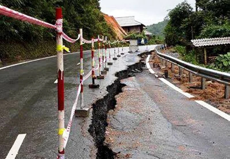 Vết nứt dài xuất hiện tại km67, trên Quốc lộ 217, đoạn qua địa bàn giáp ranh giữa xã Mường Mìn và Sơn Điện, huyện Quan Sơn, Thanh Hóa. 