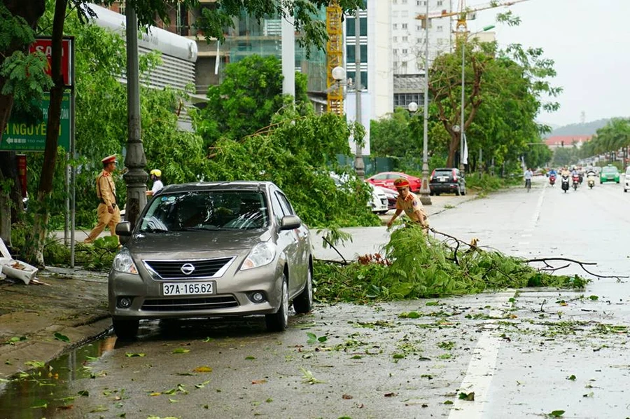 Nghệ An: 1 người tử vong, 1 tàu hàng mất liên lạc sau bão