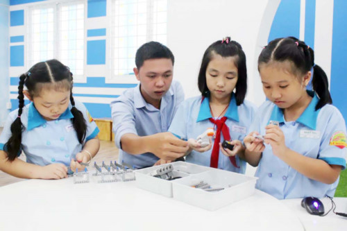 Thầy và trò hào hứng với mô hình giáo dục STEM. Ảnh: Giáo dục thời đại Thầy và trò hào hứng với mô hình giáo dục STEM. Ảnh: Giáo dục thời đại