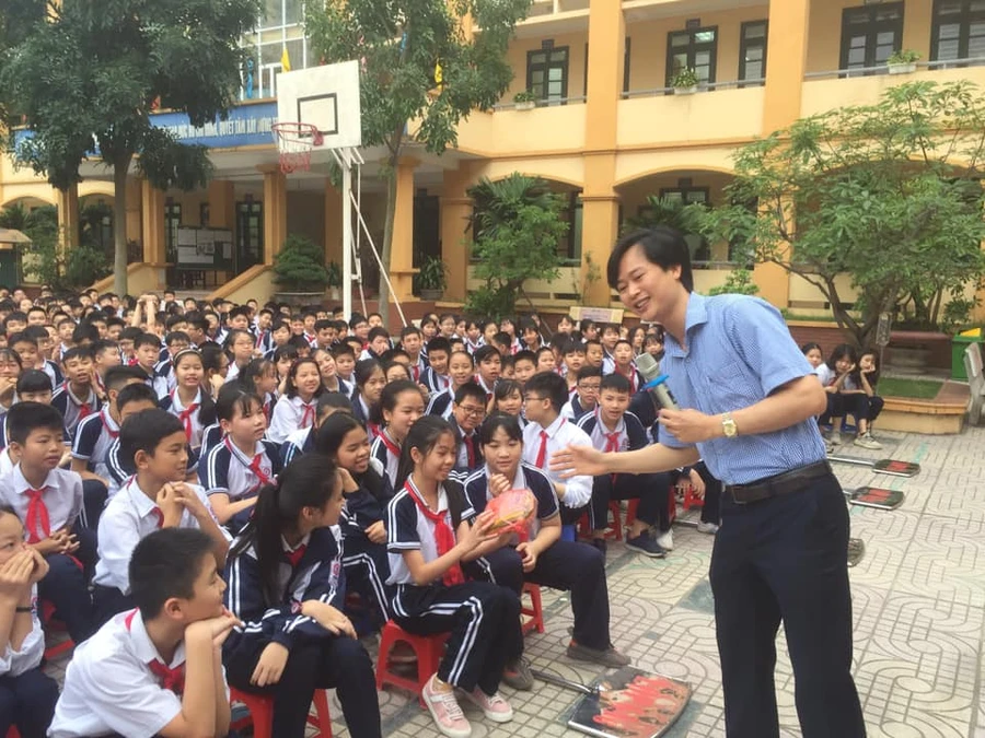 TS Hoàng Trung Học về các trường phổ thông để khảo sát dạy - học. Ảnh: Nhân vật cung cấp