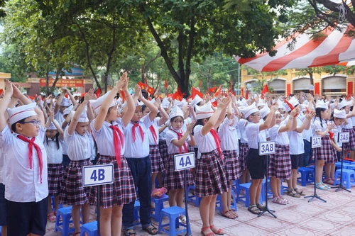 Khen thưởng học sinh ở cấp tiểu học nhằm động viên, khích lệ sự tiến bộ của học sinh 