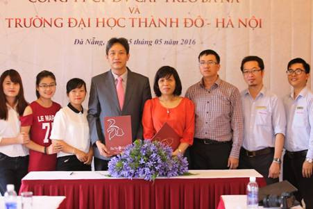 Tiến sĩ Ngô Xuân Hà, Hiệu trưởng trường Đại học Thành Đô và bà Đỗ Thị Tuyết Hạnh, Giám đốc Công ty CP Cáp treo Bà Nà kí kết văn kiện hợp tác giữa hai bên