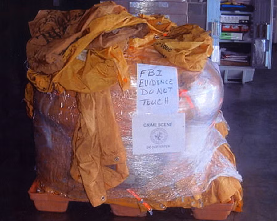 McNair đã ẩn náu dưới những chồng túi thư này để trốn thoát