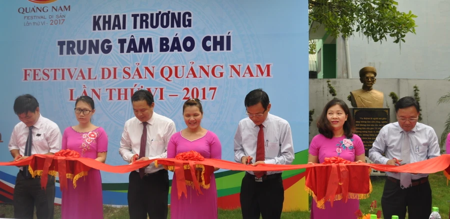 Ban tổ chức Festival Di sản Quảng Nam lần thứ VI năm 2017 cắt băng khai trương Trung tâm báo chí phục vụ Festival di sản Quảng Nam lần thứ VI – 2017.