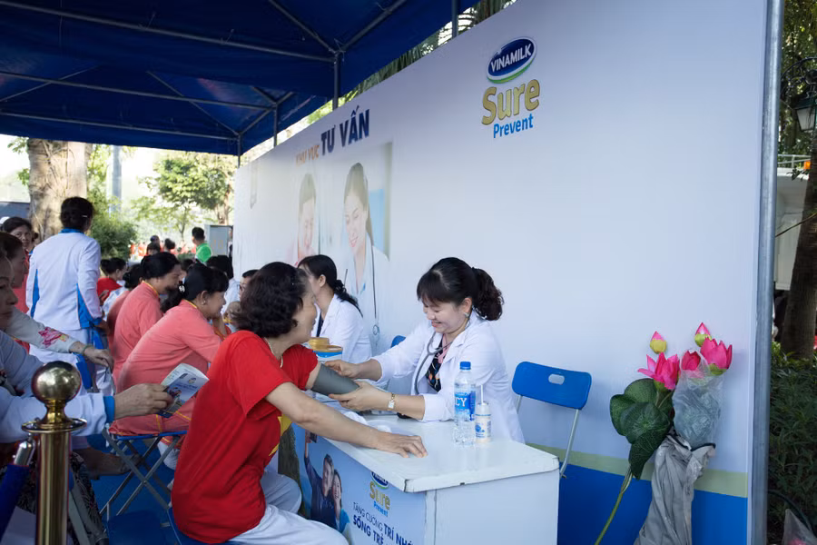 Các Bác sĩ Trung tâm dinh dưỡng Vinamilk tư vấn sức khỏe và chế độ dinh dưỡng cho người cao tuổi tham gia chương trình