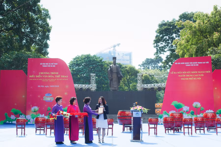 Bà Nguyễn Thị Kim Phượng – Giám đốc Marketing ngành hàng Sữa Bột Vinamilk nhận kỷ niệm chương Thành viên danh dự của Hội Sức Khỏe Ngoài Trời Người Trung Cao Tuổi TP. Hà Nội.