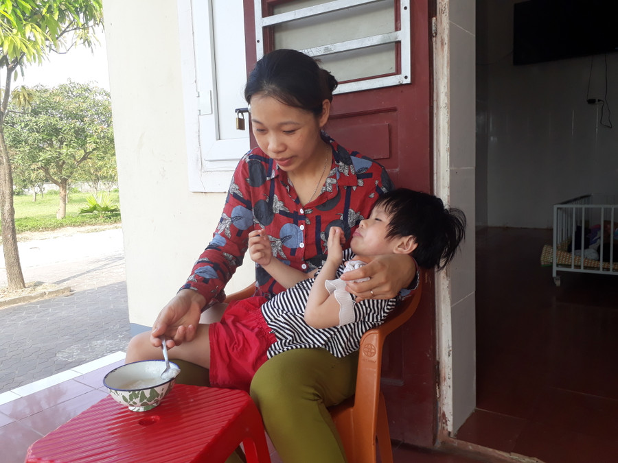 Chị Phạm Thị Hiền đang chăm sóc cho bé Nguyễn Thái An (4 tuổi)