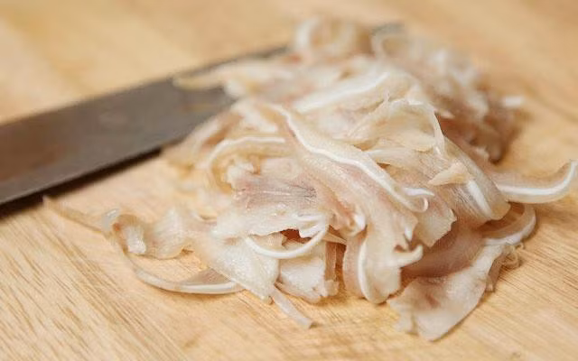  Sau khi luộc tai, bạn vớt ra cho vào trong ngăn mát tủ lạnh khoảng 30 phút đến 1 tiếng rồi mới thái 