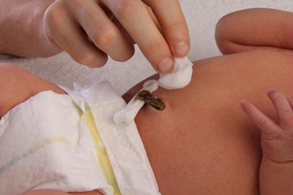 2 thứ của trẻ sau sinh quý hơn vàng, cha mẹ nên cất giữ phòng cứu mạng con sau này ảnh 1