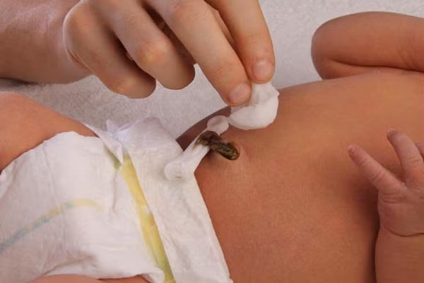 2 thứ của trẻ sau sinh quý hơn vàng, cha mẹ nên cất giữ phòng cứu mạng con sau này ảnh 1