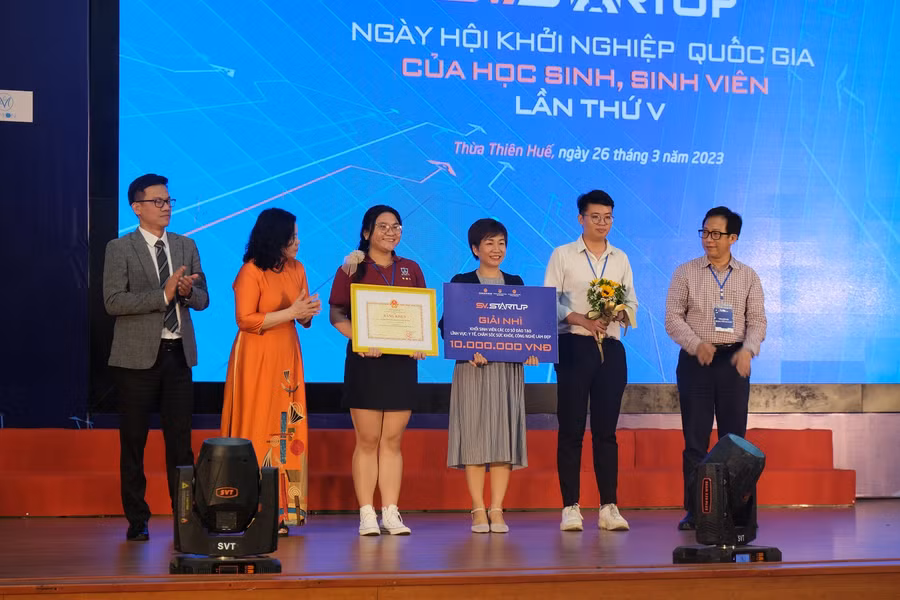 ThS Nguyễn Thị Hoài Thương, khoa Dược Trường ĐH Nguyễn Tất Thành cùng nhóm sinh viên thực hiện dự án Ứng dụng vỏ cam sau khi lấy nước trong sản xuất tinh dầu, sáp thơm, xà phòng, mỹ phẩm và phân bón hữu cơ, nhận giải Nhì.