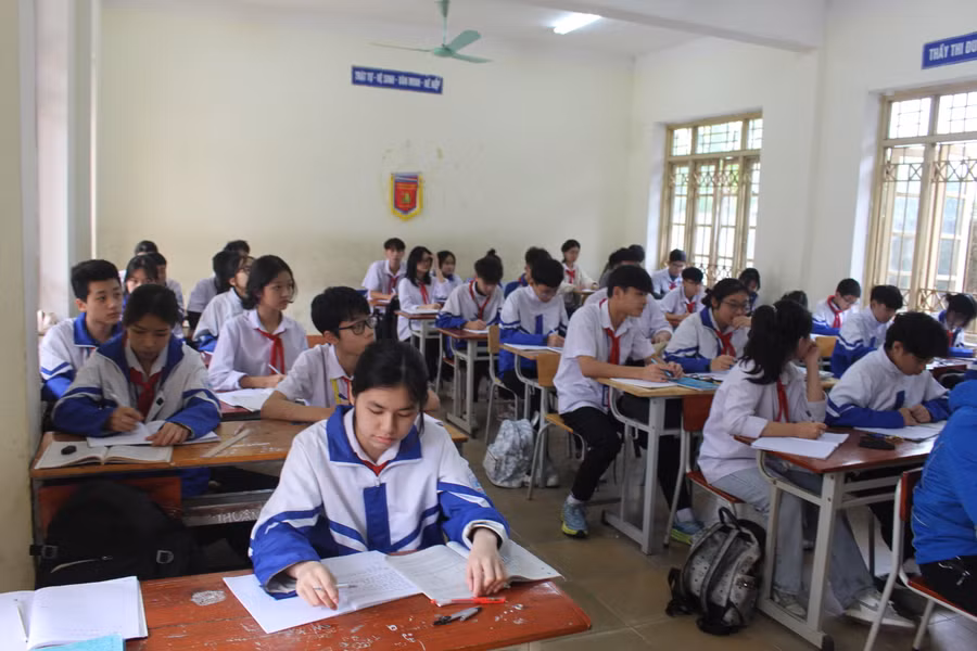 Năm học 2023 – 2024 Trường THCS Sơn Cẩm, TP Thái Nguyên có 5 lớp với 185 học sinh lớp 9.