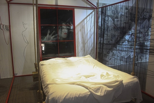 Các không gian trưng bày sắp đặt mang chủ đề bạo lực gia đình. Các không gian trưng bày sắp đặt mang chủ đề bạo lực gia đình.