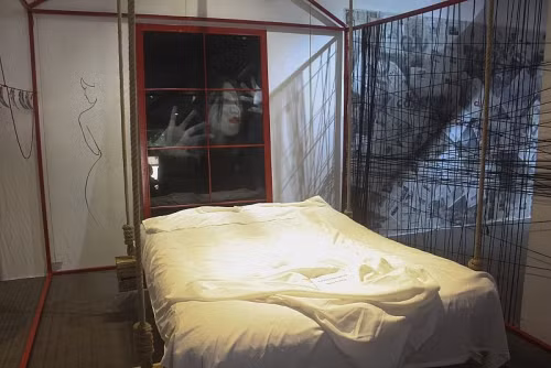 Các không gian trưng bày sắp đặt mang chủ đề bạo lực gia đình.