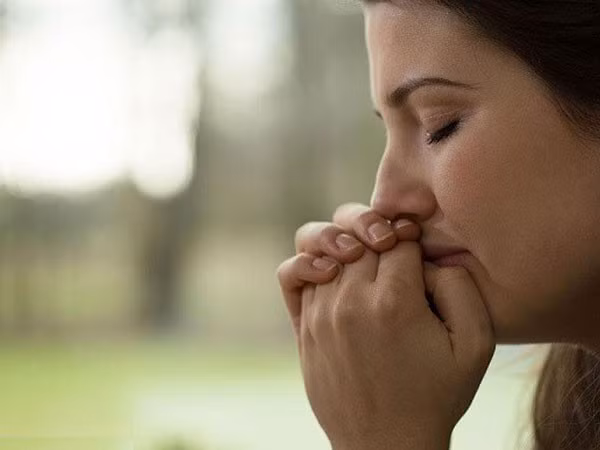 Đang ăn cơm, con riêng của chồng đến nhà, quỳ xuống van xin tôi một điều không ngờ tới