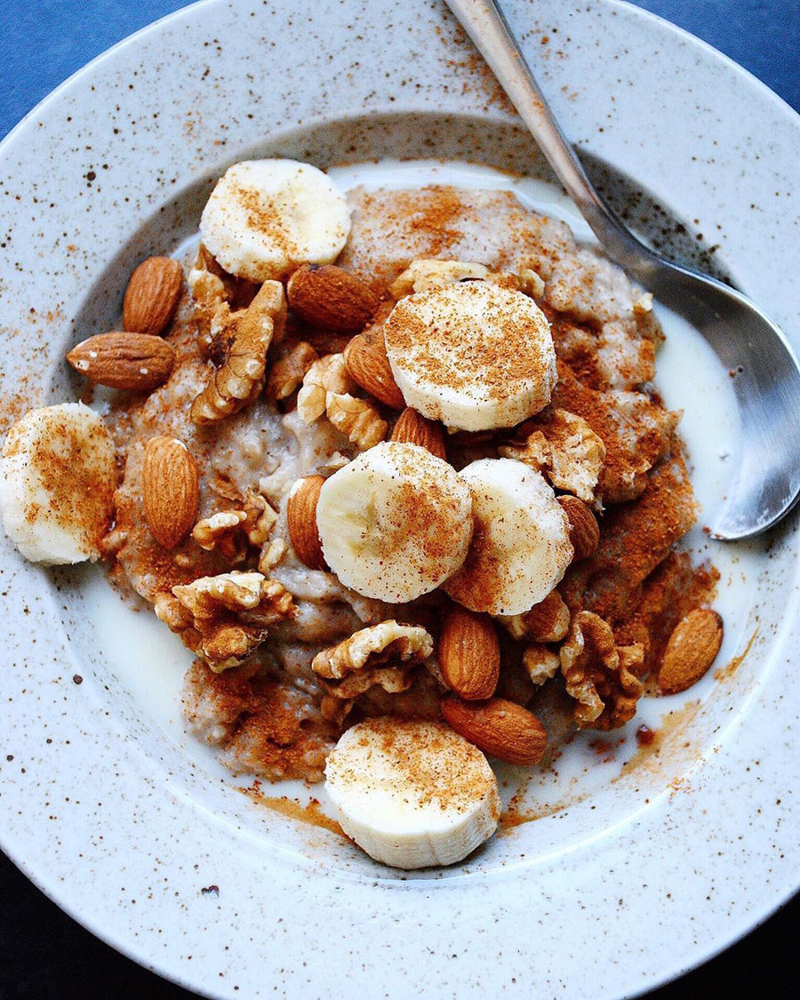 Nếu không có thời gian nấu nướng cầu kì, bạn có thể sử dụng hạnh nhân như một món ăn nhẹ khẩn cấp trong ngày, thay cho các loại đồ ăn vặt chứa nhiều chất béo không tốt cho sức khỏe. Ảnh:@mittsmalandskok. An tha ga 7 loai thuc pham nay ma khong lo tang can hinh anh 14