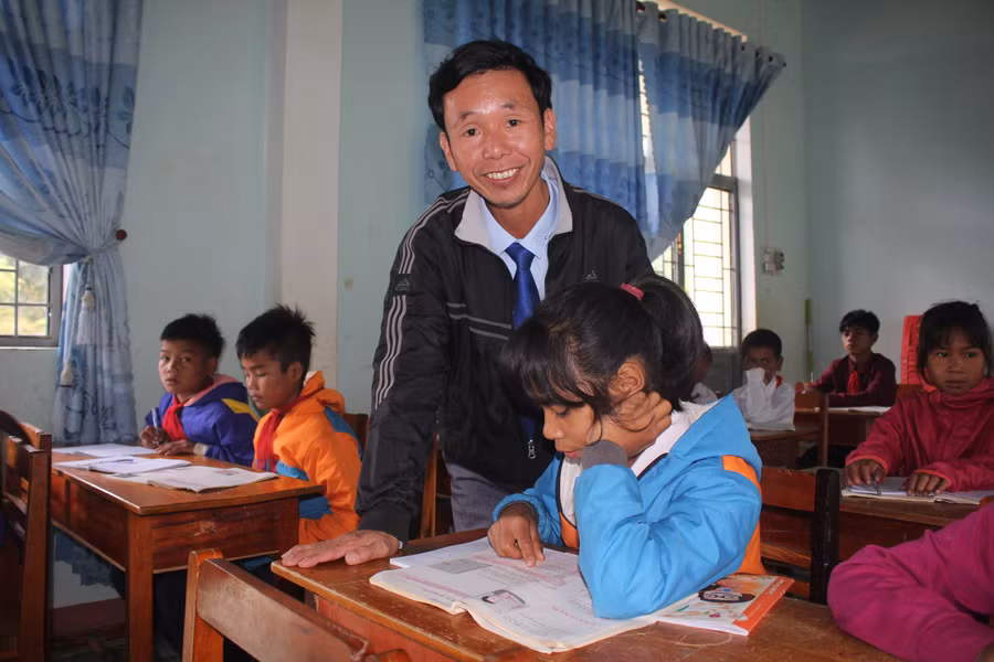 Thầy Thể có hơn 15 năm gắn bó với các thế hệ học sinh vùng ốc đảo