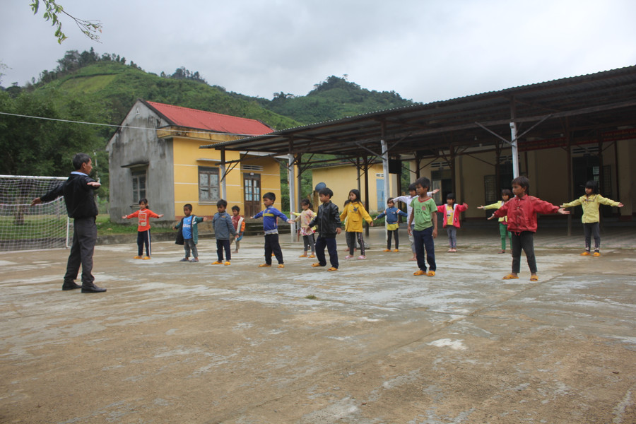 Những em học sinh nơi đây thiếu thốn trăm bề, nhưng may mắn được nhận sự giúp đỡ tận tình của các thầy cô giáo