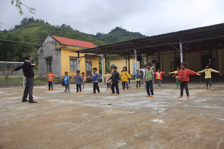 Những em học sinh nơi đây thiếu thốn trăm bề, nhưng may mắn được nhận sự giúp đỡ tận tình của các thầy cô giáo