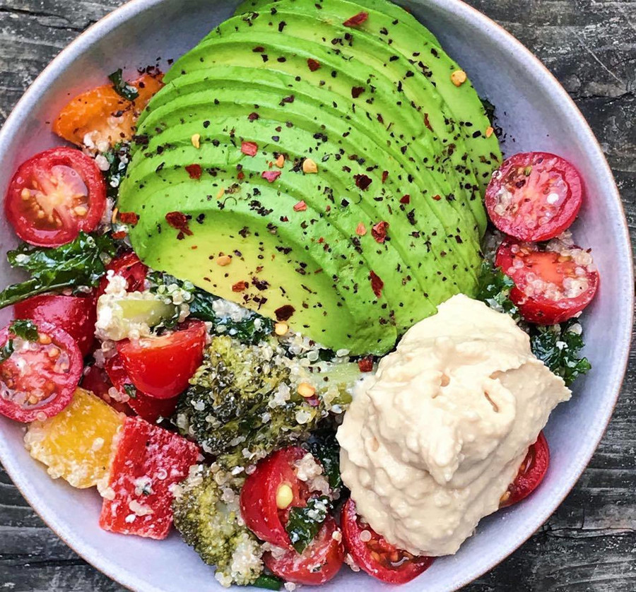 Bơ chứa nhiều chất dinh dưỡng có lợi cho sức khoẻ. Người ăn có thể kết hợp bơ với salad, bánh mì, hoặc làm sinh tố uống hàng ngày. Đặc biệt, nếu muốn giảm cân, bạn đừng quên bỏ các loại sữa đặc có đường và đồ ngọt để tránh… phản tác dụng. Ảnh: @perfect_fitnessmeals. An tha ga 7 loai thuc pham nay ma khong lo tang can hinh anh 4