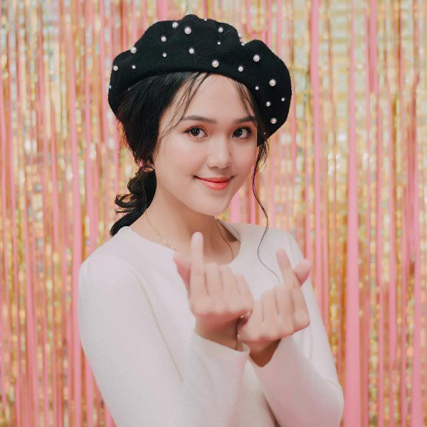 Em vợ Văn Quyết và chuyện tình đặc biệt với nam vương AFF Cup 2018 ảnh 1 Quỳnh Anh đã bị sự ga lăng của Duy Mạnh chinh phục.