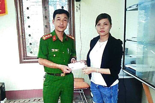 Đại uý Sơn trả lại tiền cho người đánh rơi. Ảnh: NVCC Đại uý Sơn trả lại tiền cho người đánh rơi. Ảnh: NVCC