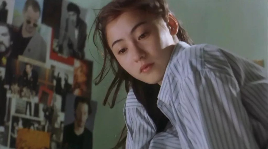 Trương Bá Chi với gương mặt đẹp và chiếc áo sơ mi nam tính từng tạo nên cơn sốt ở Hong Kong. Truong Ba Chi - tu nhan sac khuynh thanh den