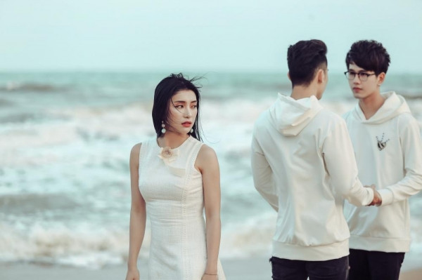 Phẫn nộ cô gái từng phê phán người kì thị đồng tính làm chuyện “giả nhân giả nghĩa“
