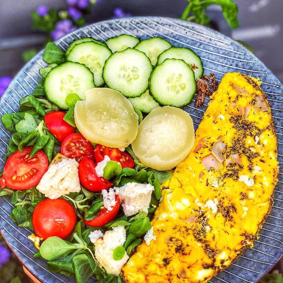 Việc ăn bữa sáng đầy đủ với hàm lượng đạm cao sẽ góp phần thúc đẩy quá trình giảm cân, bởi chất đạm làm tăng cảm giác no, giúp điều chỉnh sự thèm ăn, chống lại cơn đói của bạn cho đến bữa trưa. Ảnh: @uzasne_jedlo. An tha ga 7 loai thuc pham nay ma khong lo tang can hinh anh 6