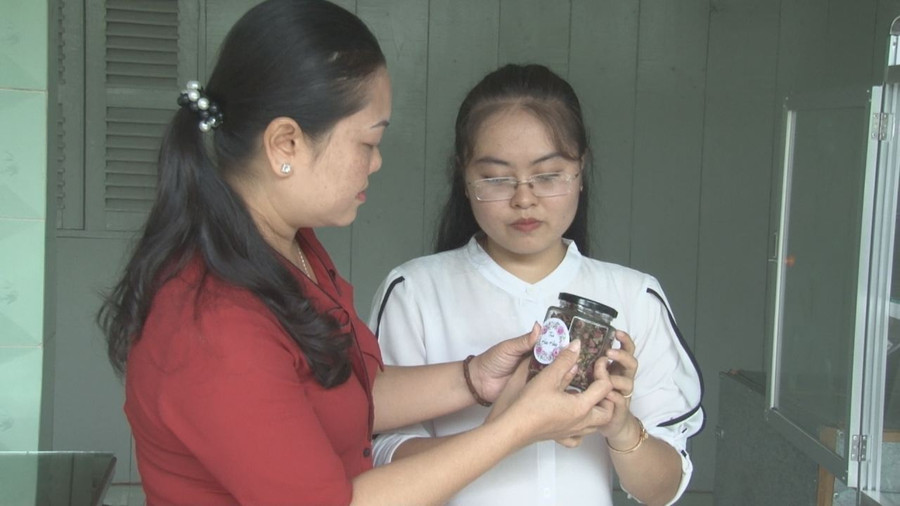 Cô giáo trẻ Lương Thị Diễm Trinh giới thiệu trà hoa do mình sản xuất với khách Cô giáo trẻ Lương Thị Diễm Trinh giới thiệu trà hoa do mình sản xuất với khách