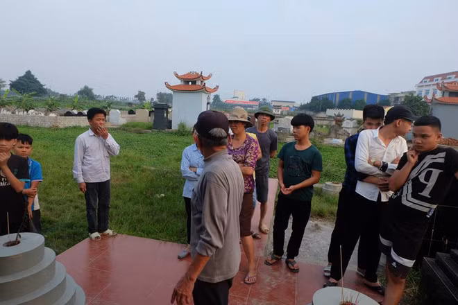 Nhân chứng phát hiện 1 số kẻ xấu đập phá bát hương lúc mờ sáng ở Hưng Yên kể gì?-2