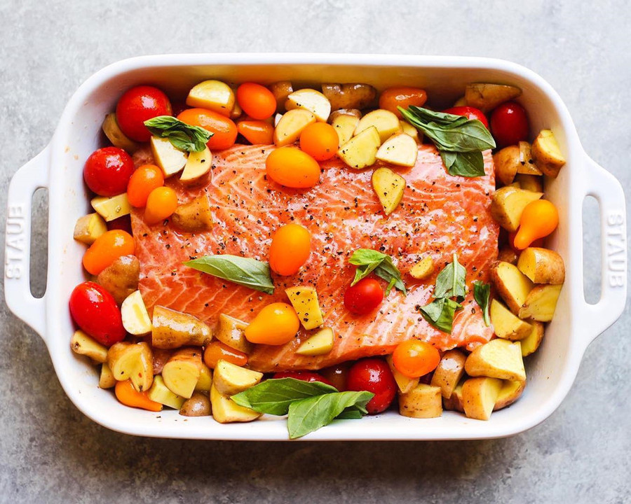 1. Cá hồi: Là món ăn giúp mọi người giảm cân nhanh hơn nếu duy trì trong thực đơn hàng ngày so với những người không ăn cá. Ảnh:@lindseyeatsla. An tha ga 7 loai thuc pham nay ma khong lo tang can hinh anh 1