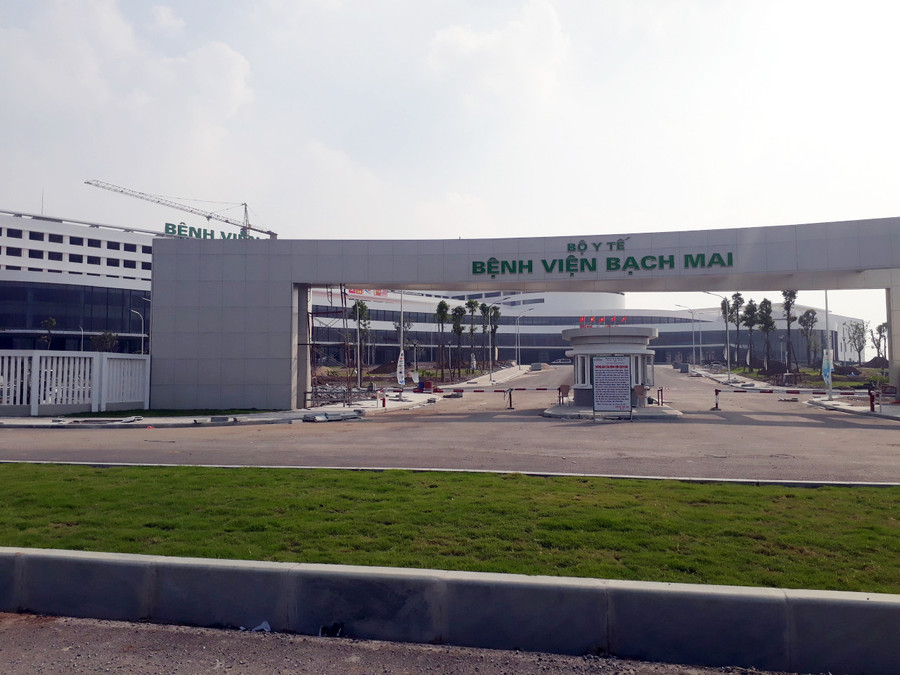 Cổng chính Bệnh viện Bạch Mai cơ sở 2 vẫn gác chắn