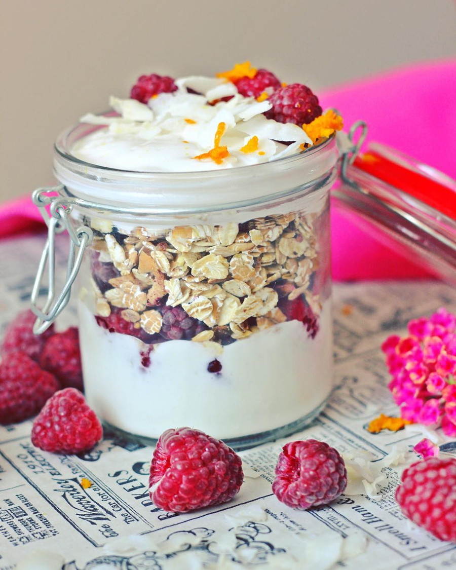 Nghiên cứu chỉ ra rằng việc tiêu thụ sữa chua Hy Lạp giúp giảm sự thèm ăn và tăng cảm giác no. Để có kết quả tốt nhất, bạn hãy ăn các loại trái cây tươi kèm sữa chua nguyên chất thay vì sử dụng sữa chua có đường. Ảnh: @_msfoodie. An tha ga 7 loai thuc pham nay ma khong lo tang can hinh anh 10