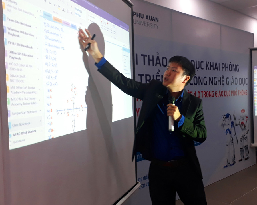 TS. Phạm Ngọc Anh Huy - Giám đốc khối giáo dục Sáng tạo Microsoft Việt Nam trình bày đề tài của mình tại hội thảo TS. Phạm Ngọc Anh Huy - Giám đốc khối giáo dục Sáng tạo Microsoft Việt Nam trình bày đề tài của mình tại hội thảo