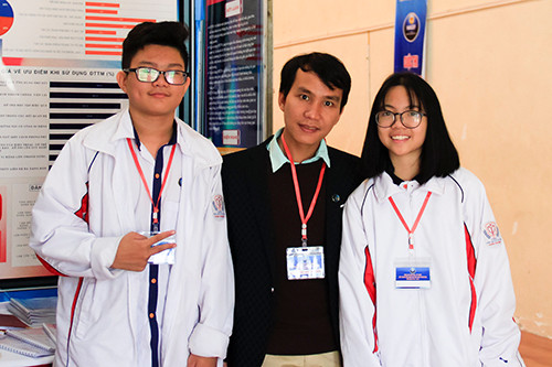 Phùng Minh Ngọc,Bùi Đức Nam cùng thầy giáo hướng dẫn Bùi Ngọc Đạo (giữa) bên gian trưng bày đề tài tại trường THPT chuyên Nguyễn Huệ sáng 30/11. Ảnh:Dương Tâm Phùng Minh Ngọc,Bùi Đức Nam cùng thầy giáo hướng dẫn Bùi Ngọc Đạo (giữa) bên gian trưng bày đề tài tại trường THPT chuyên Nguyễn Huệ sáng 30/11. Ảnh: Dương Tâm