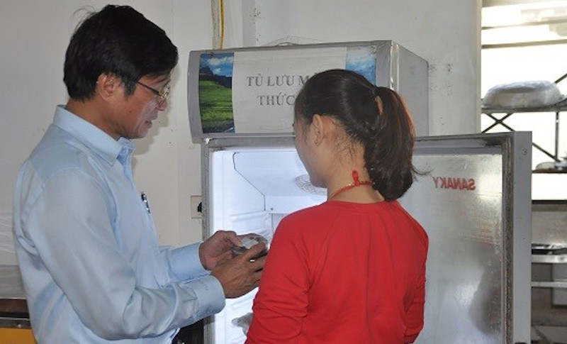 Ông Trần Ngọc Tụ, Chi cục trưởng Chi cục An toàn, vệ sinh thực phẩm Hà Nội kiểm tra việc lưu mẫu thức ăn tại nhà ăn một trường học. Ông Trần Ngọc Tụ, Chi cục trưởng Chi cục An toàn, vệ sinh thực phẩm Hà Nội kiểm tra việc lưu mẫu thức ăn tại nhà ăn một trường học.