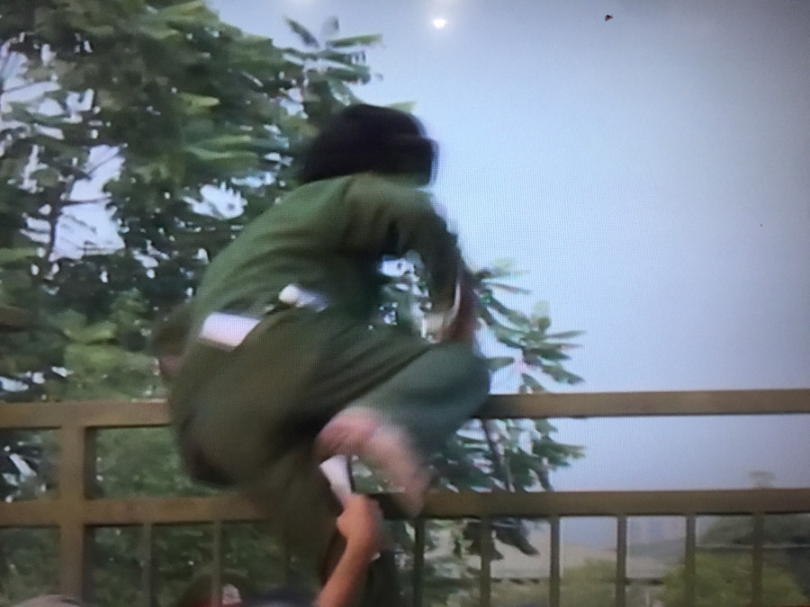 Trèo cổng để mua được vé