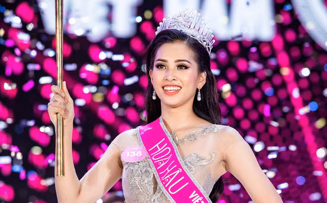 Hoa hậu Trần Tiểu Vy lúc đăng quang