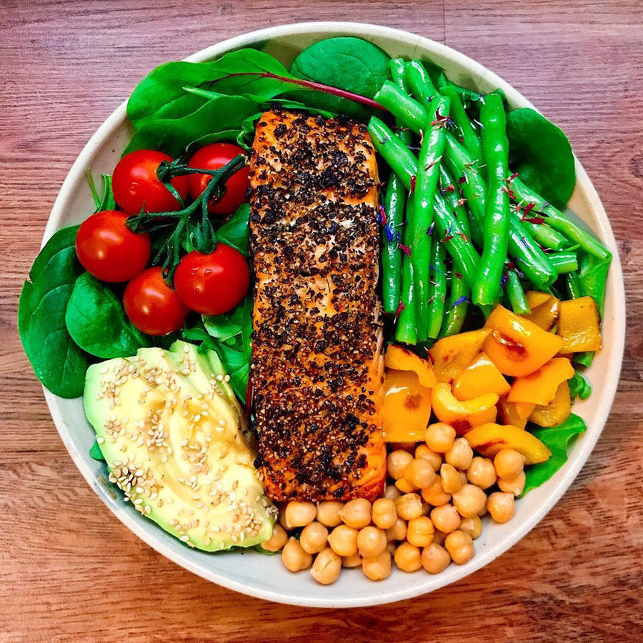 Axit béo omega 3 thuộc nhóm axit béo cần thiết rất tốt cho cơ thể nói chung. Các nhà khoa học đã chỉ ra rằng, cứ 113 g cá hồi thì có ít nhất là 2 g omega 3. Loại axit này giúp người ăn tăng cường trao đổi chất, đào thải bớt lượng mỡ thừa ra khỏi cơ thể. Ảnh: @healthyeatingbyv. An tha ga 7 loai thuc pham nay ma khong lo tang can hinh anh 2