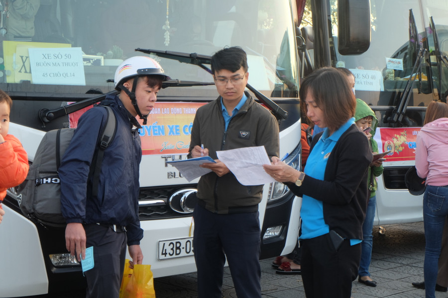 Các cán bộ Liên đoàn Lao động TP Đà Nẵng đang làm thủ tục để các đưa công nhân, người lao động lên xe về quê đón Tết cùng gia đình.