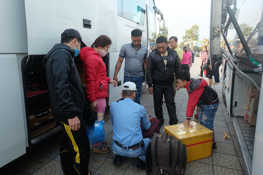 Hỗ trợ sắp xếp hành lý cho các đoàn viên, công nhân và người lao động.