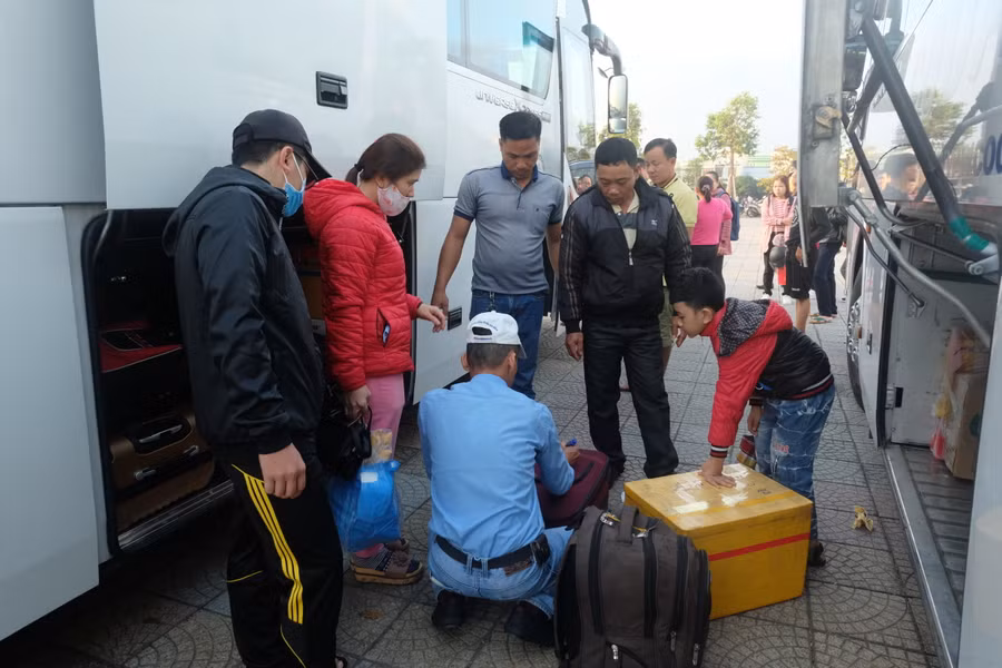 Hỗ trợ sắp xếp hành lý cho các đoàn viên, công nhân và người lao động.