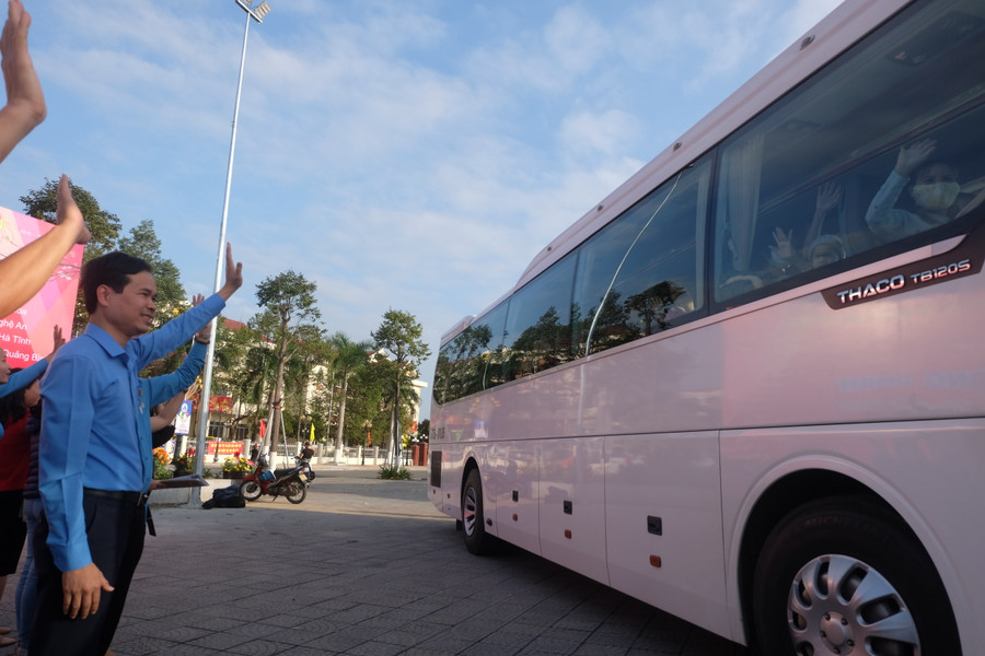 Ông Nguyễn Duy Minh - Chủ tịch Liên đoàn Lao động TP Đà Nẵng vẫy tay chào tạm biệt các đoàn viên, công nhân và người lao động về quê đón Tết cùng gia đình.