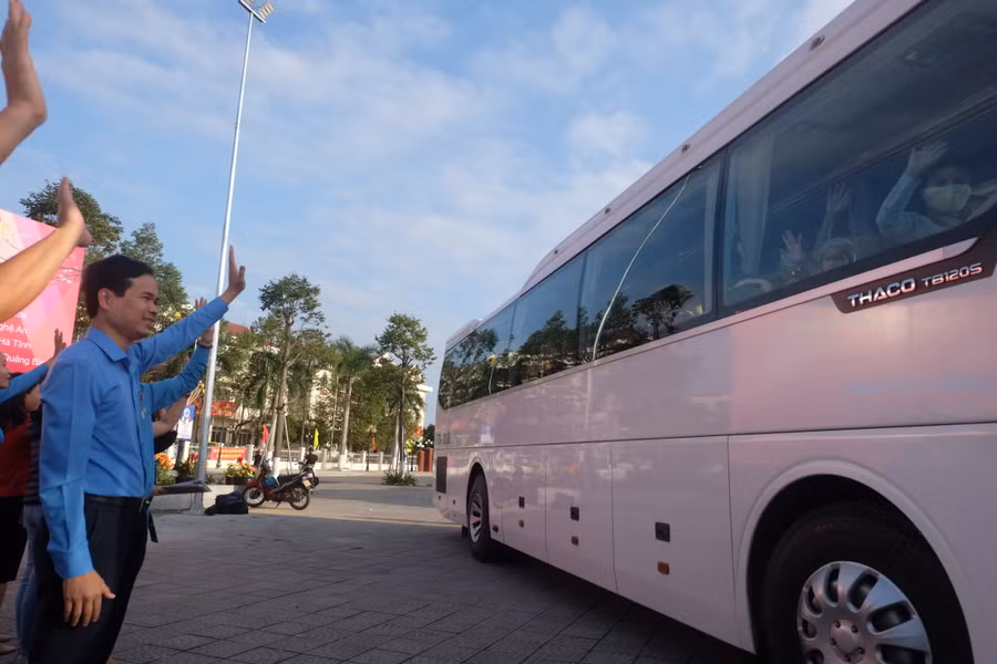 Ông Nguyễn Duy Minh - Chủ tịch Liên đoàn Lao động TP Đà Nẵng vẫy tay chào tạm biệt các đoàn viên, công nhân và người lao động về quê đón Tết cùng gia đình.