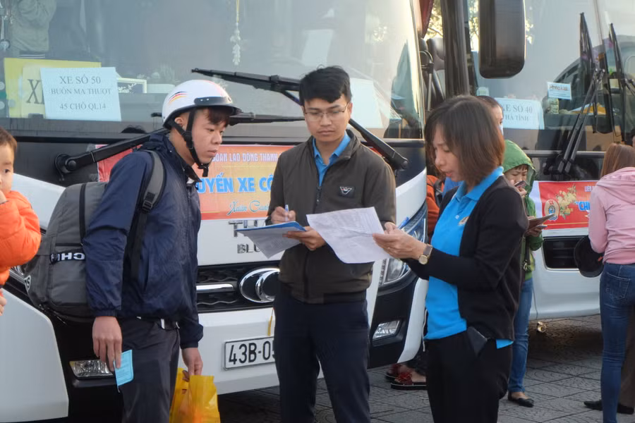 Các cán bộ Liên đoàn Lao động TP Đà Nẵng đang làm thủ tục để các đưa công nhân, người lao động lên xe về quê đón Tết cùng gia đình.